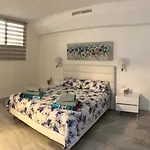 Апартаменти Duke Beach Apartment 2 Bedrooms
