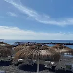 Апартаменти Duke Beach Apartment 2 Bedrooms Адехе
